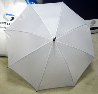Valkoinen sateenvarjo